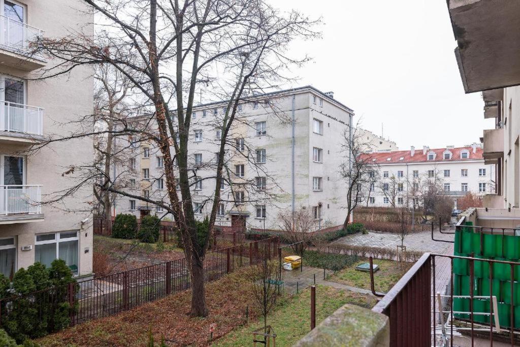 Orla 6 Prywatne Mieszkanie Z Oddzielna Sypialnia I Balkonem 300 Od Metra Ratusz Samodzielne Zameldowanie! Self Check-in System! Lägenhet Warszawa