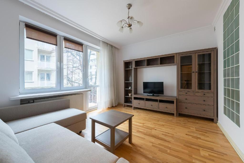 Apartment Orla 6 Prywatne Mieszkanie Z Oddzielna Sypialnia I Balkonem 300 Od Metra Ratusz Samodzielne Zameldowanie! Self Check-in System!